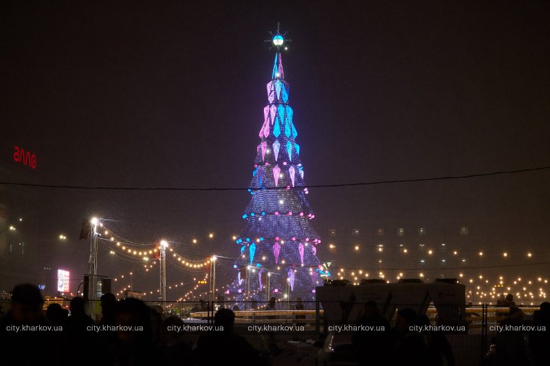 В Харькове официально открылась елка на площади Свободы. Фото: city.kharkov.ua