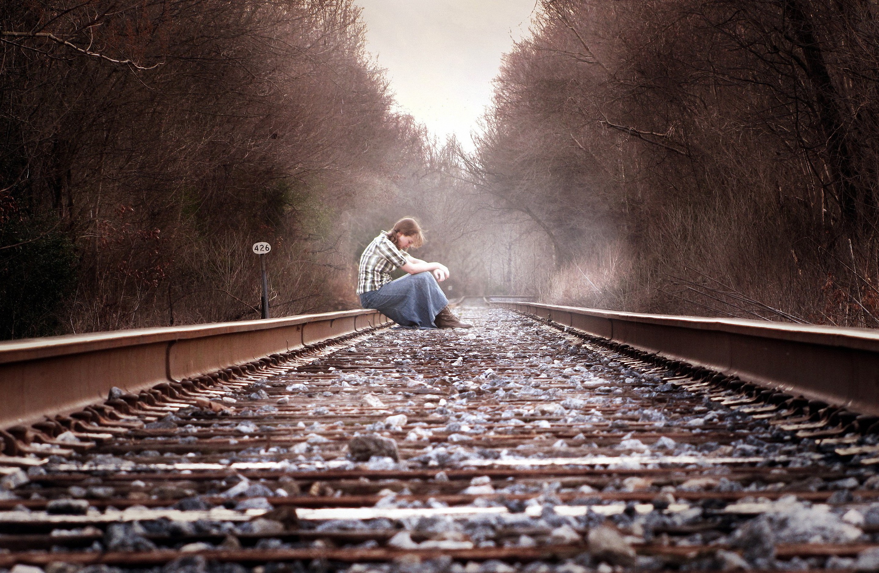 Люди в жизни как поезда. Рельсы. Это одиночество. Грустные картинки. Грустные фото.