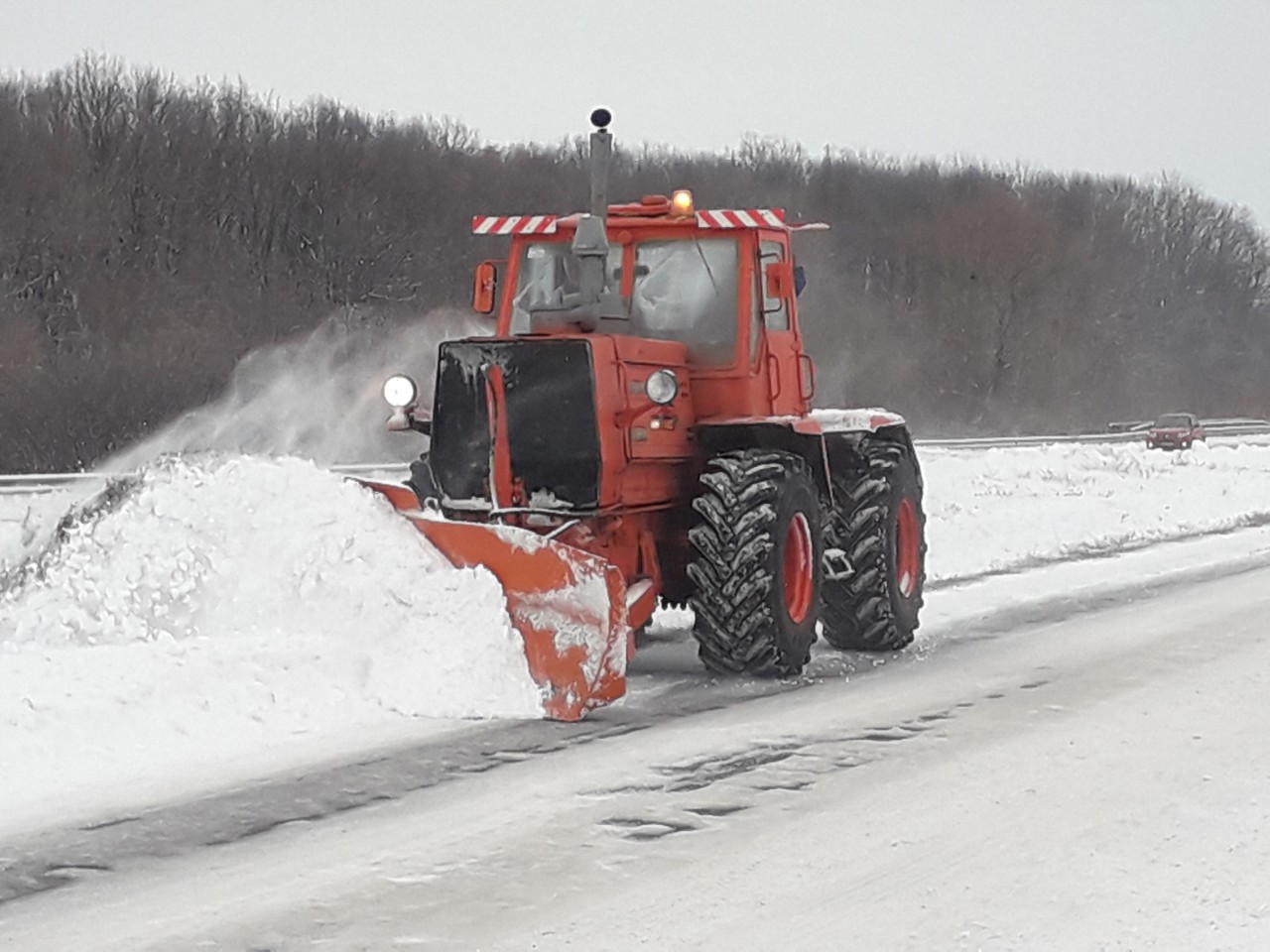 Харьковские дорожники расчищают трассы после снегопада. Фото: kh.ukravtodor.gov.ua