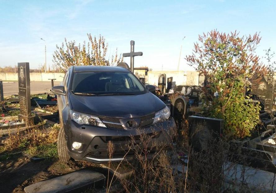 В Харькове священник на джипе разгромил могилы. Фото: национальная полиция Украины