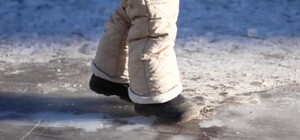 Опасные игры: на Березняках мужчина спас провалившихся под лед бабушку и ребенка