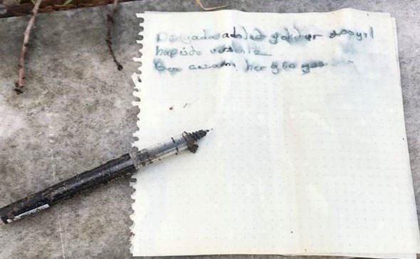 Парень, который зарезал двух студенток в Харькове, оставил загадочную записку на могиле отца. Фото: ГородХ