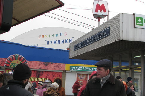 Стекло на выходе из метро "Барабашова" скоро заменят. 
