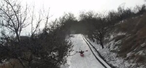 Дождались снега: по Трассе здоровья катаются на каяке