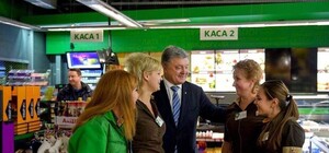 З третьої спроби: Петро Порошенко скуштував кави на львівській заправці