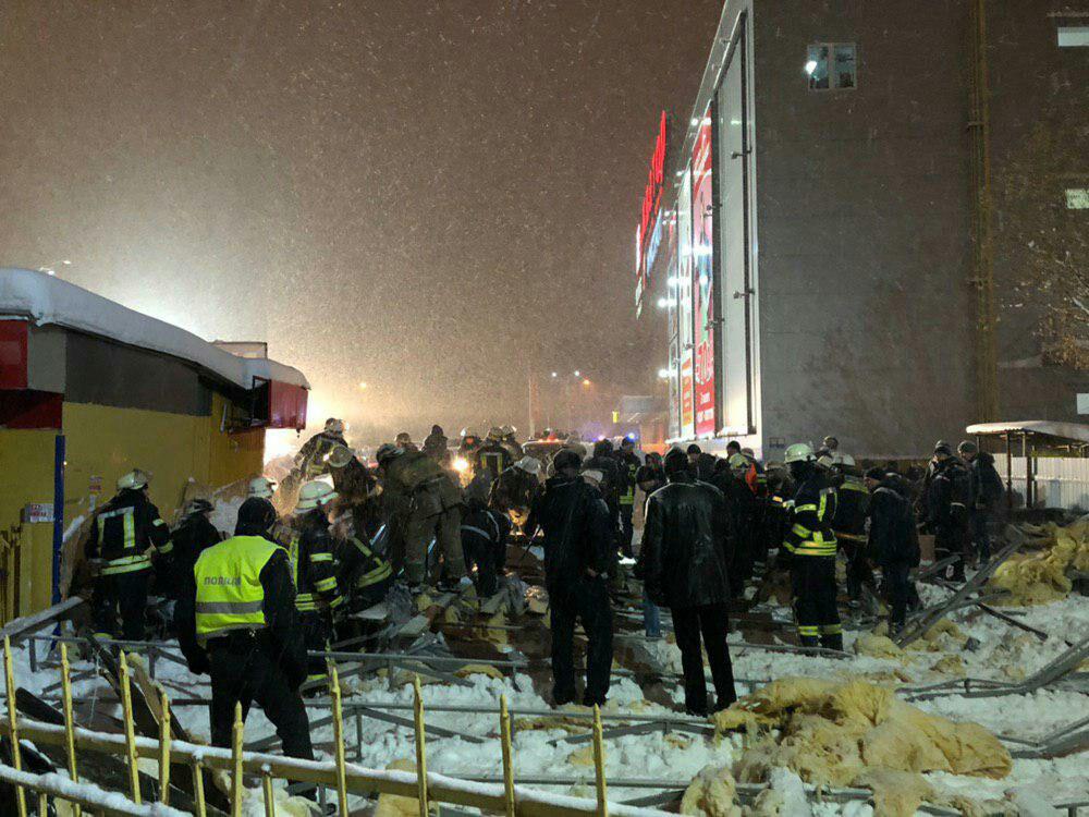 В Харькове на людей упала крыша: спасатели извлекли пострадавших. Фото: ХХ