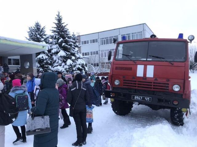 В харьковской гимназии №163 ищу взрывчатку. Фото: Facebook "Типичное ХТЗ"