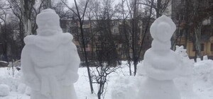 Красотища: на левом берегу дедушка каждый год лепит новогодних персонажей