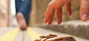 Эксперимент: вернут ли днепряне прохожему выпавший у него кошелек