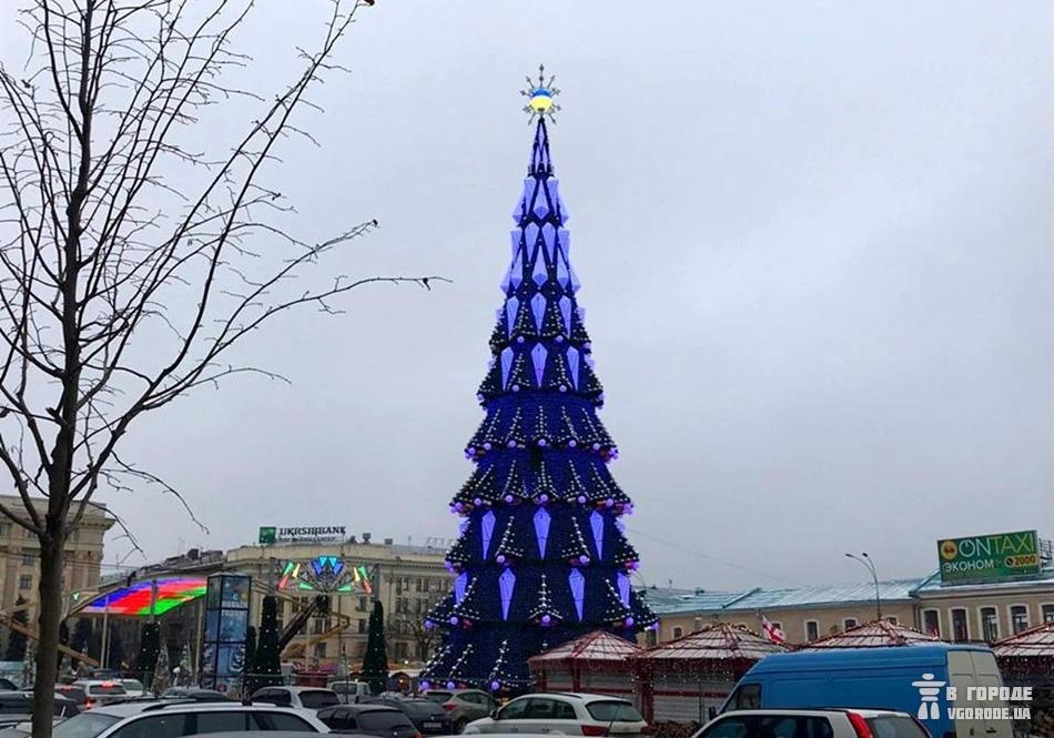 Сколько еще будет стоять елка на площади Свободы в Харькове. Фото: Алина Бычек/Vgorode