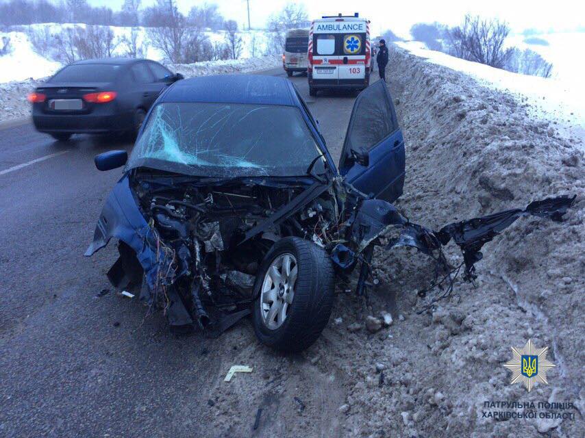 ДТП на окружной под Харьковом: в Пятихатках грузовик раздавил BMW. Фото: патрульная полиция