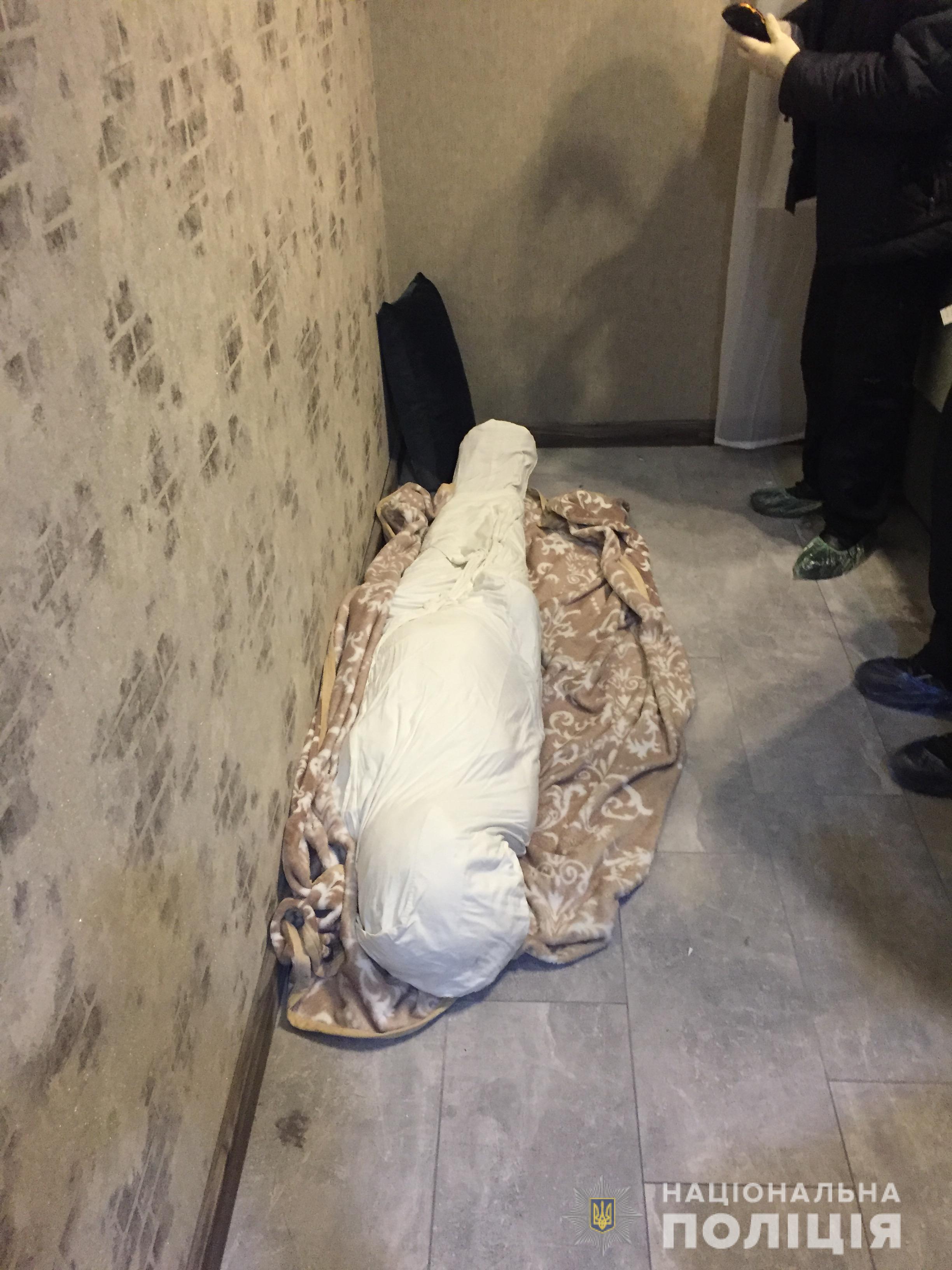 В квартире на Алексеевке полиция нашла убитую женщину. Фото: ГУ НП в Харьковской области 