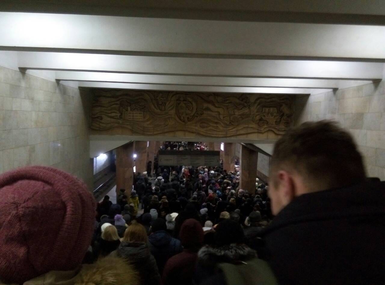 В метро Харькова в 8 утра задерживались электропоезда. Фото: Facebook Типичное ХТЗ