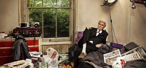 Захламил всю квартиру: на Маяковского старичок живет в подъезде