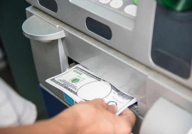 В харьковских банкоматах можно будет менять валюту. Фото: pexels.com