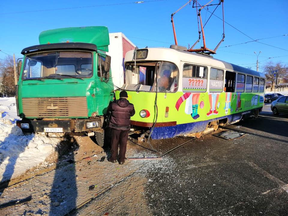 ДТП в Харькове 25 января 2019: столкнулись фура и трамвай