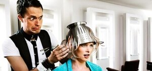 С краской на голове и полотенцами: харьковчанка сбежала из салона красоты по-английски