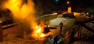 Ночью в Киеве на Печерске сгорел элитный внедорожник: видео