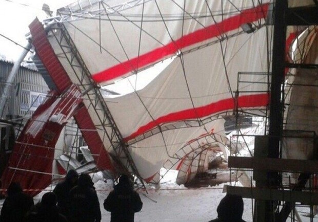 В Харькове на рынке обвалилась часть крыши. Фото: ТСН