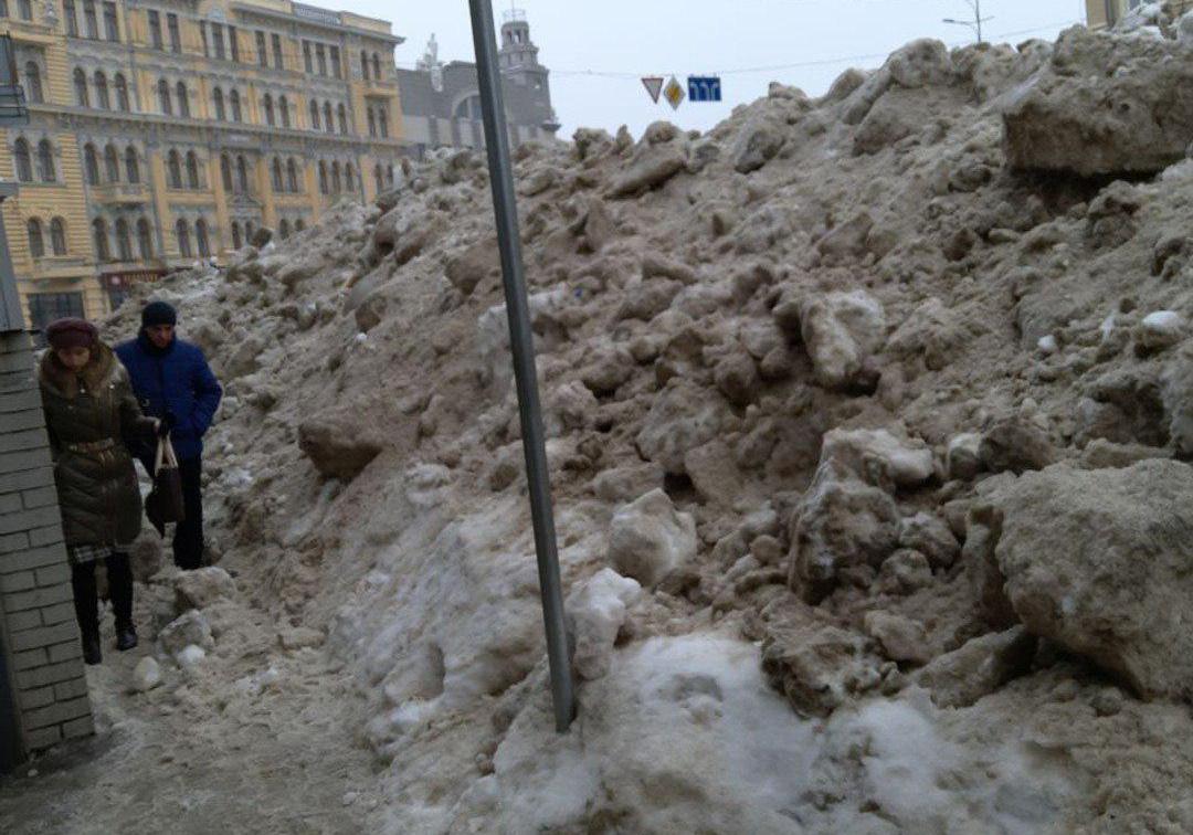 Горожане жалуются на "снежные горы" в центре Харькова. Фото: instagram.com/h_kharkov/