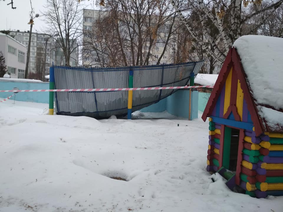 На территории детсада №8 в Чугуеве обвалилась крыша беседки. Фото: Михаил Владимирович/Facebook