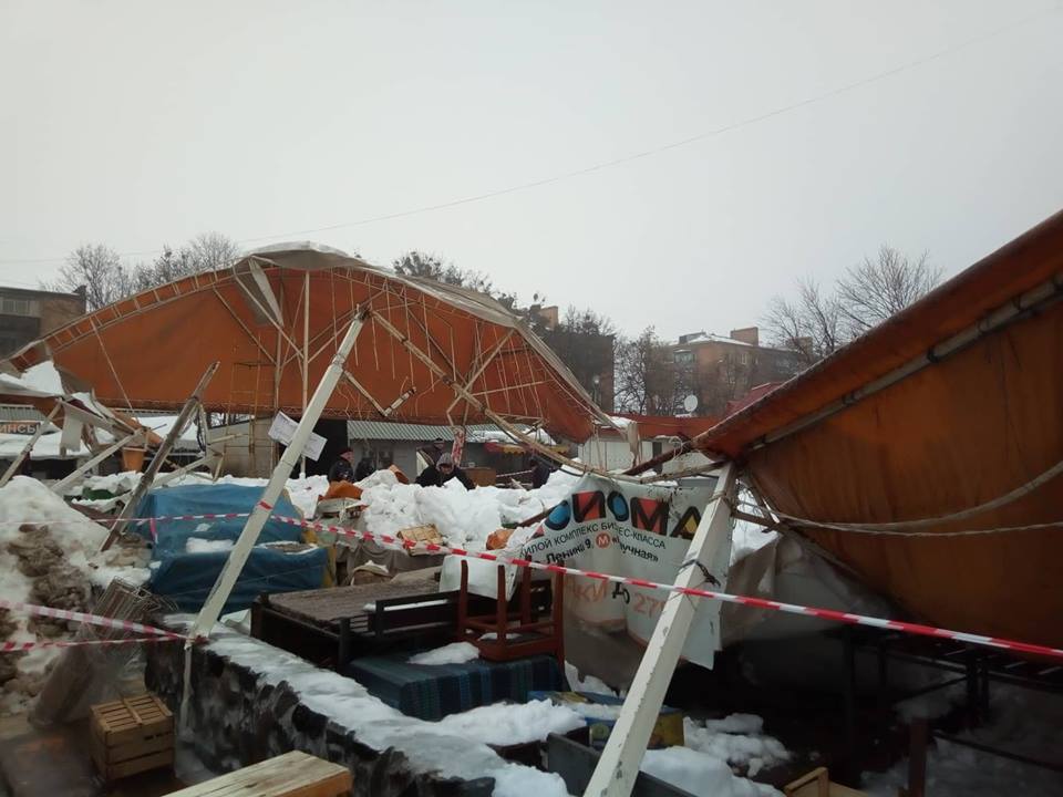 В Харькове обрушилась крыша рынка "Сказка". Фото: МГ "Объектив"