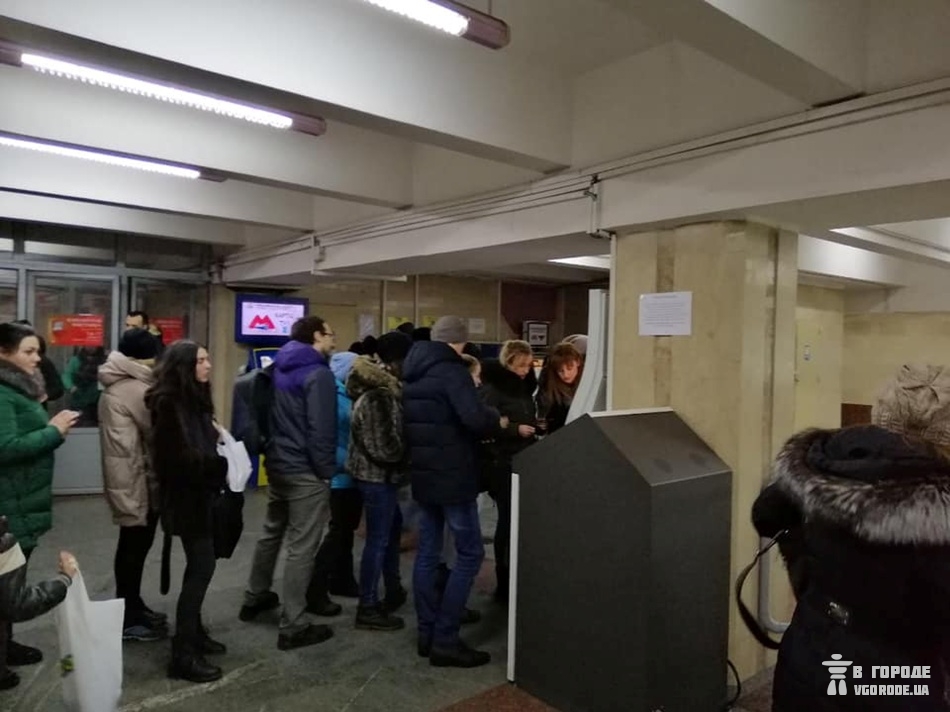 Харьковчане стоят в очередях, чтобы пополнить карточку метро до подорожания