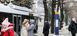 На остановках могут появится информационные столбики: один уже тестируют