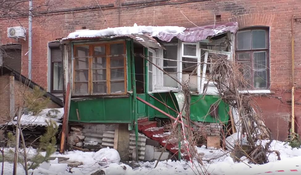 В Харькове сосулька разрушила очередную пристройку. Фото: скриншот из видео