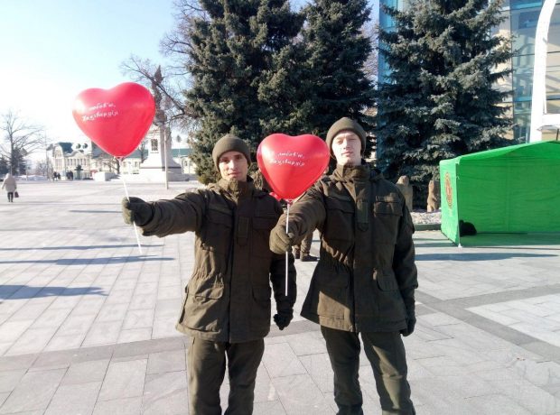 В Харькове курсанты Нацгвардии поздравили прохожих с 14 февраля. Фото: Накипело