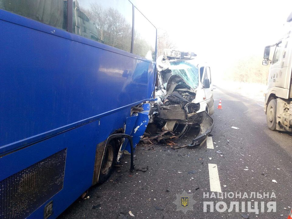 В ДТП под Харьковом 15 февраля 2019 попал рейсовый автобус. Фото: Национальная полиция Украины