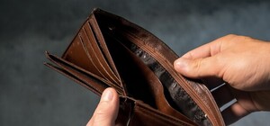 На Таирова в обменнике ограбили бабушку: опубликовано видео