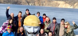 Днепровские дайверы утопили огромного Ленина в бандане: смотри видео