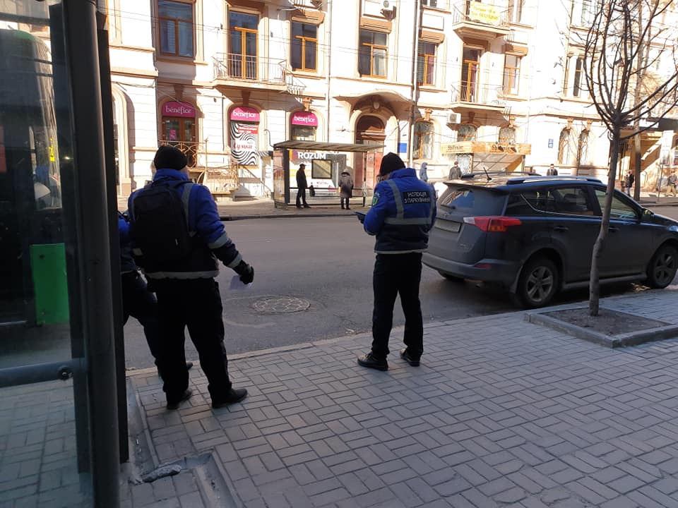 В Харькове начали выписывать штрафы за парковку в неположенном месте. Фото: Facebook Роман Стрельник