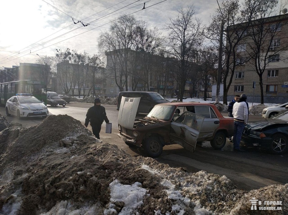 В Харькове из-за ДТП остановились троллейбусы. Фото: Vgorode