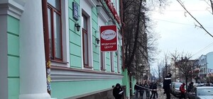 Служебная халатность: в центре Харькова глыба льда рухнула на прохожих