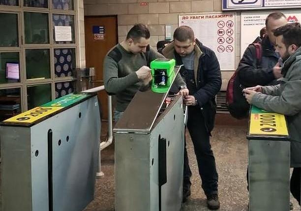 В метро Харькова заработал первый турникет Е-ticket. Фото: Типичный Харьков