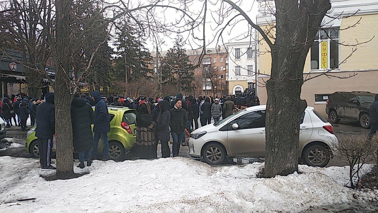 В Харькове блокируют Дворец студентов "ХПИ". Фото: ХХ
