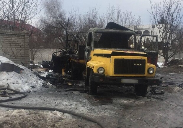 В Харькове взорвался и сгорел грузовик коммунальной службы. Фото: ГУ НП в Харьковской области