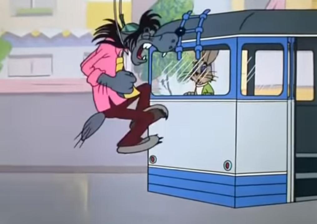 В Харькове кондуктор трамвая пинком прогнала "зайца-зацепера". Кадр из мультфильма "Ну, погоди"