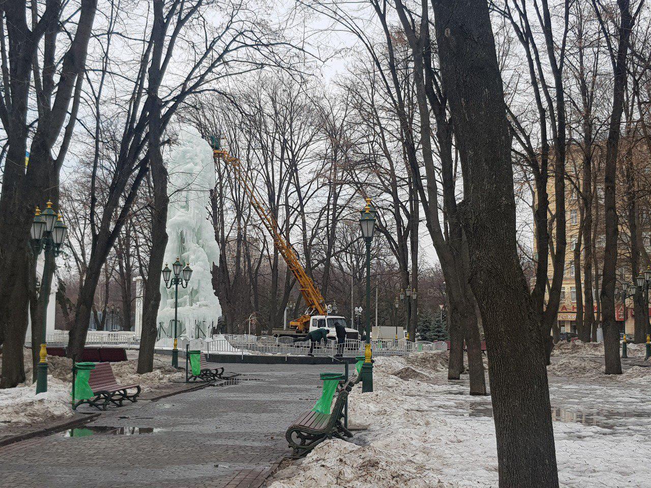 На Зеркальной струе демонтируют ледяной фонтан. Фото: ХХ