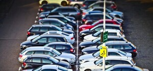 Мало места: на проспекте Яворницкого паркуются на тротуаре