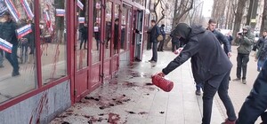 Националисты облили здание НАБУ кровью и забросали яйцами: чего хотели