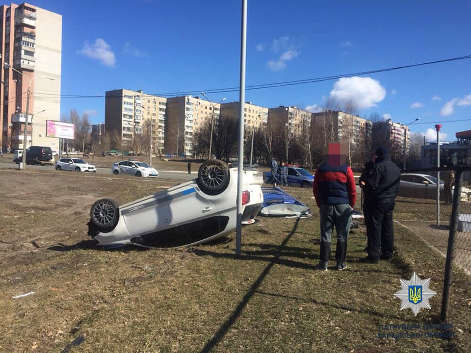 В Харькове возле заправки перевернулся автомобиль. Фото: патрульная полиция 
