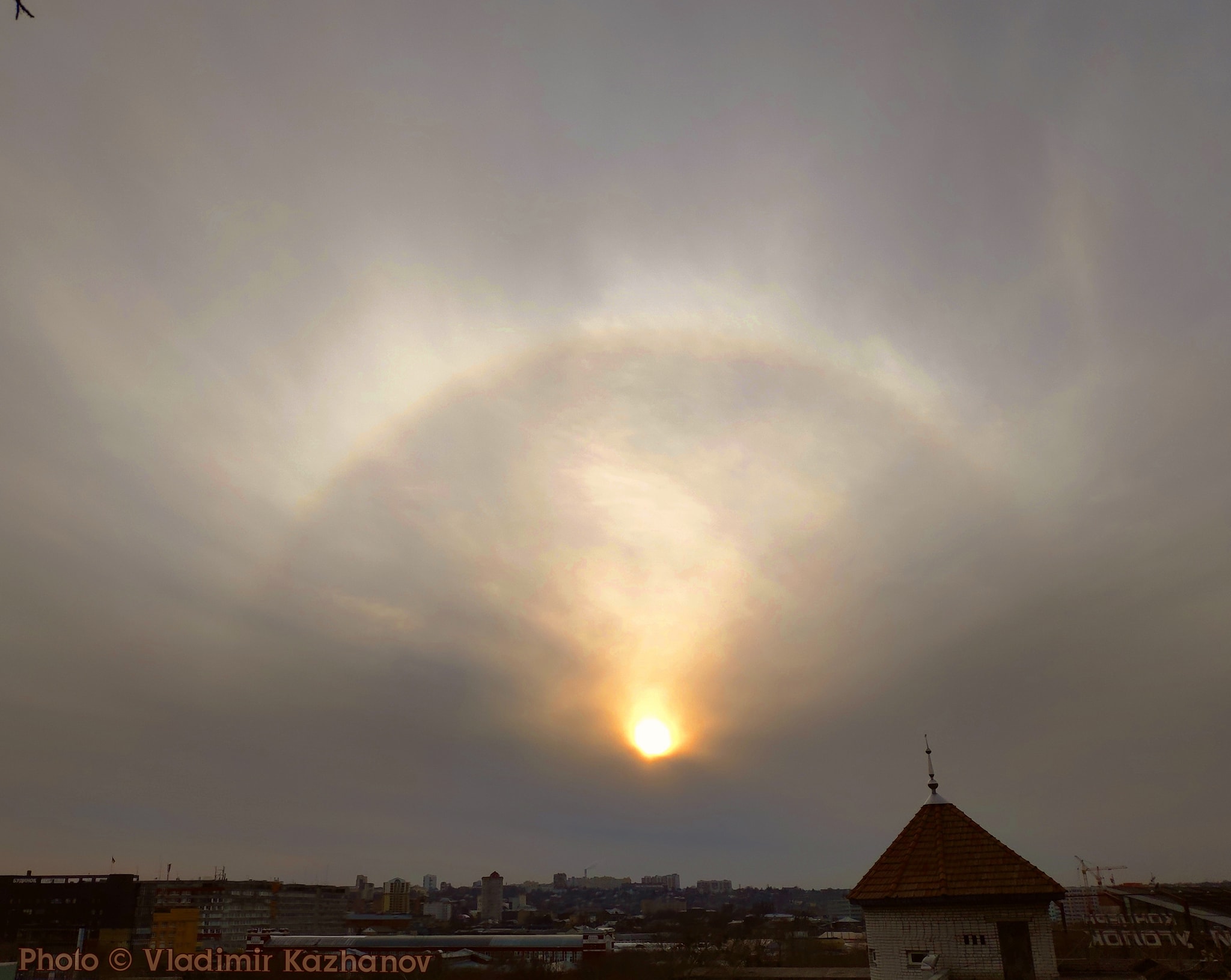 Над Харьковом астроном запечатлел гало 14 марта 2019 года. Фото: Facebook Владимир Кажанов