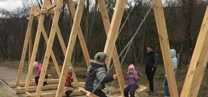 В парке Зеленый Гай появились новые качели: кататься еще опасно