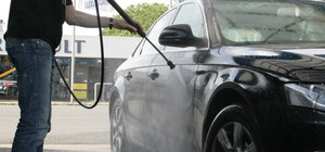 Далеко не уехал: в Симферополе работник автомойки катался на чужом авто