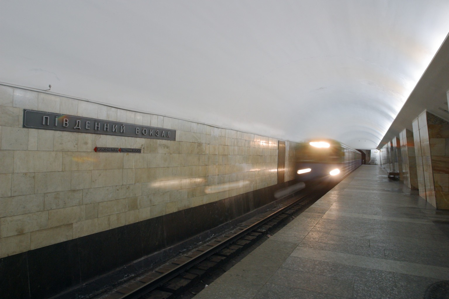 В Харькове пассажир по неосторожности упал на рельсы в метро. Фото иллюстративное: atn.ua