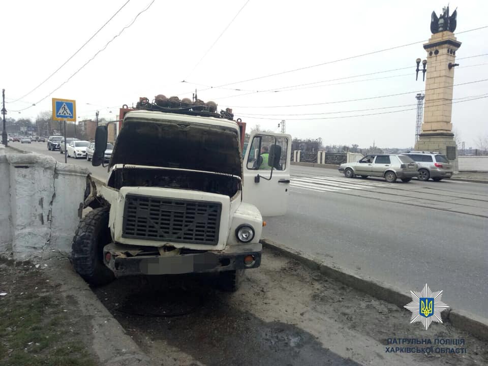 В Харькове водитель мусоровоза сбил пешехода. Фото: патрульная полиция