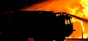 Ни с того ни с сего: на стоянке загорелся КамАЗ (видео)